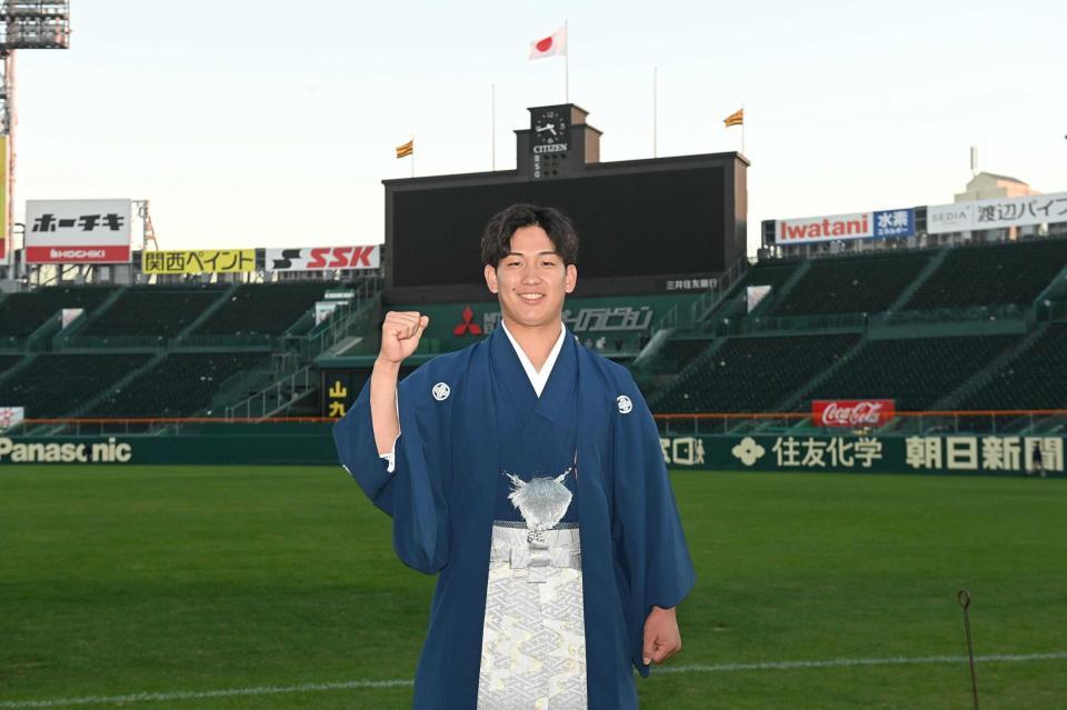 　バックスクリーンを背にポーズをとる伊原（撮影・西田忠信）