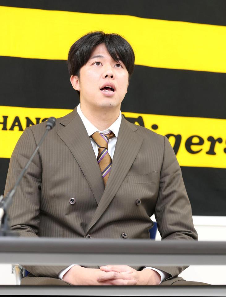 契　約更改交渉を終えて取材に応じる才木（撮影・北村雅宏）