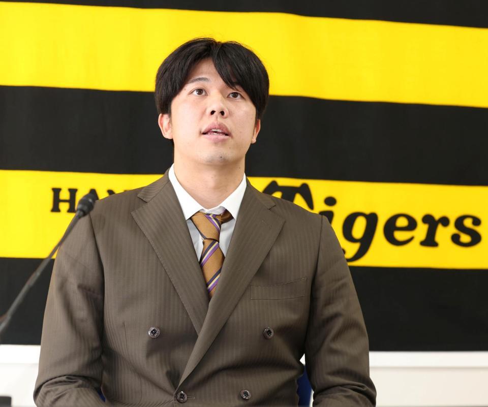 　契約更改交渉を終えて取材に応じる才木（撮影・北村雅宏）