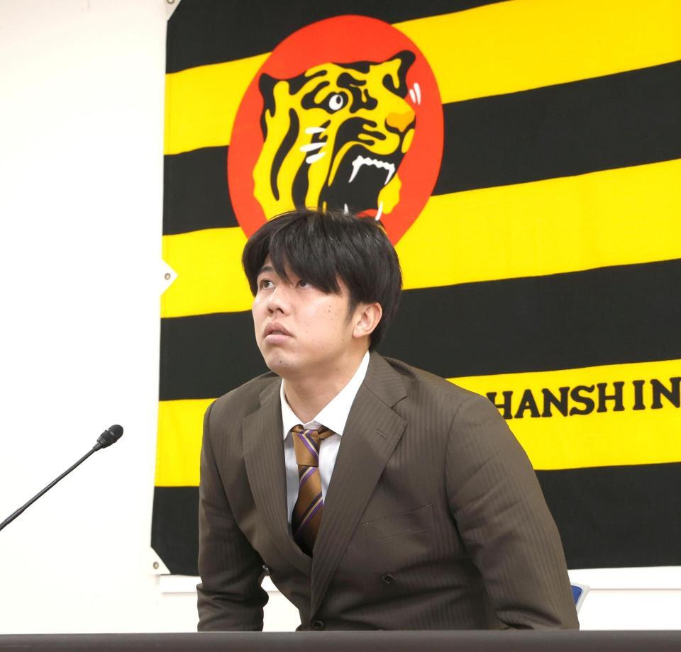 　契約更改交渉を終え、会見の席に着く才木（撮影・北村雅宏）