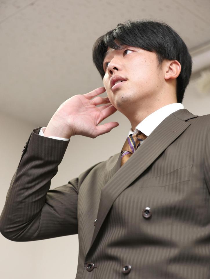 　契約更改交渉を終えて取材に応じる才木（撮影・北村雅宏）