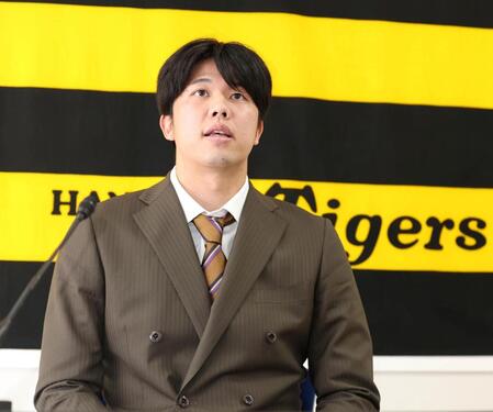 　契約更改交渉を終えて取材に応じる才木（撮影・北村雅宏）