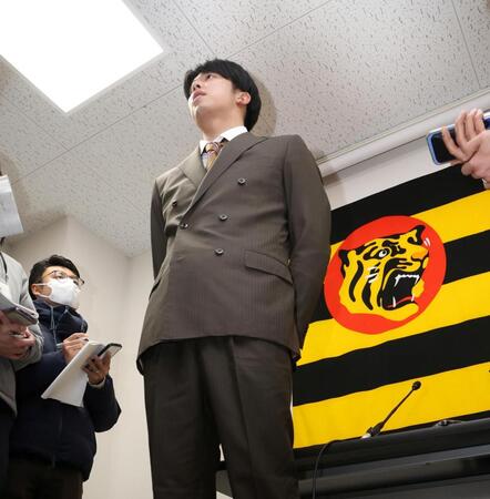 　契約更改交渉を終えて取材に応じる才木（撮影・北村雅宏）