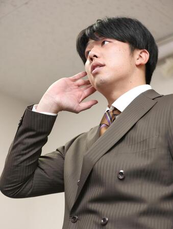 　契約更改交渉を終えて取材に応じる才木（撮影・北村雅宏）