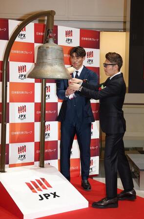 　センス・トラスト株式会社の上場セレモニーで今中康仁社長（右）と打鐘をする糸井嘉男氏（撮影・佐々木彰尚）