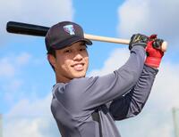 　自主トレを公開してバットを振る岡城（撮影・立川洋一郎）