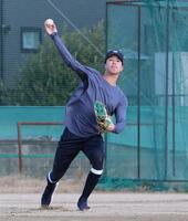 　ノックの打球を処理して送球する岡城（撮影・立川洋一郎）