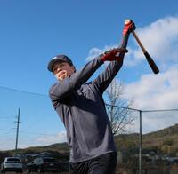 　自主トレを公開してバットを振る岡城（撮影・立川洋一郎）