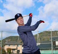 　自主トレを公開してバットを振る岡城（撮影・立川洋一郎）