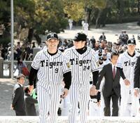 　阪神・横田慎太郎（２４）とともに笑顔で必勝祈願の参拝へと向かう阪神・高山俊＝２０１６年３月