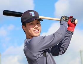 　自主トレを公開してバットを振る岡城（撮影・立川洋一郎）