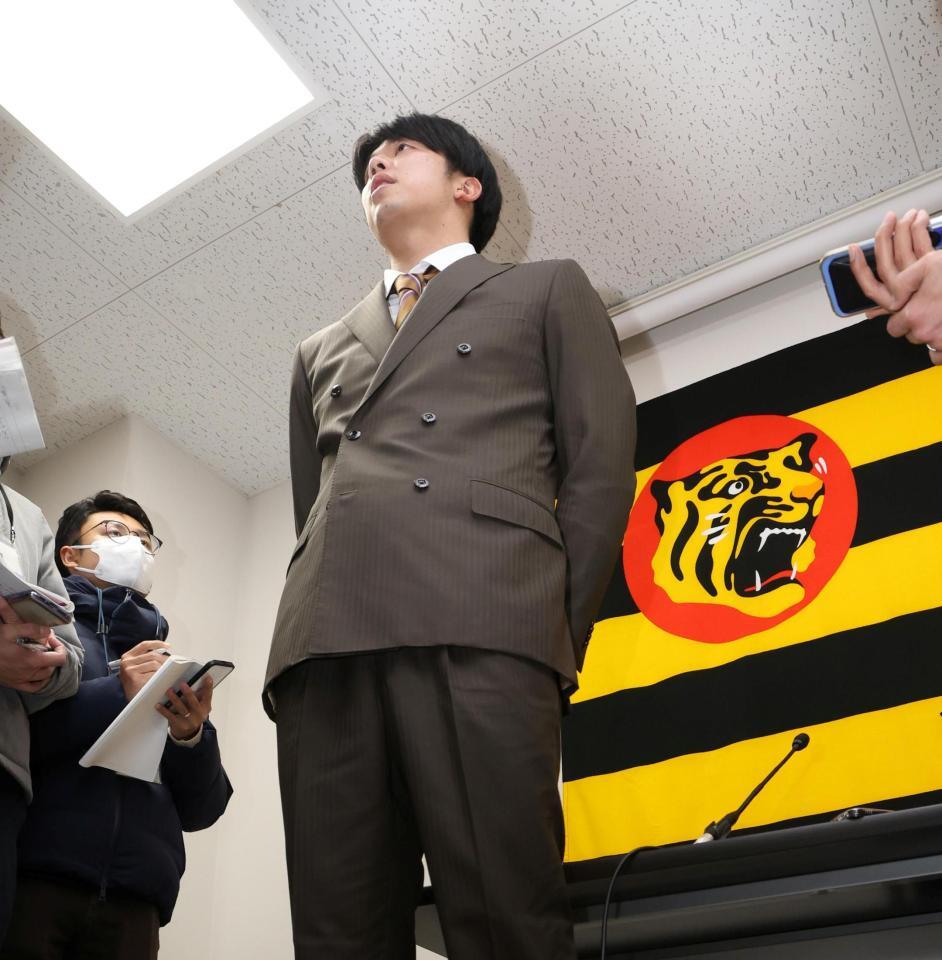 　契約更改交渉を終えて取材に応じる才木（撮影・北村雅宏）