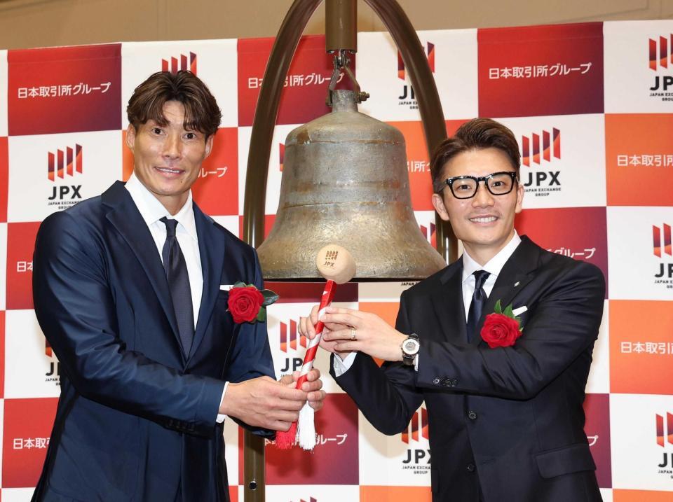 　センス・トラスト株式会社の上場セレモニーで、今中社長（右）とポーズを決める糸井氏（撮影・佐々木彰尚）