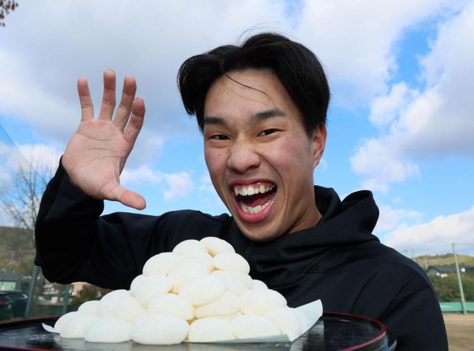 　自主トレを公開した岡城。岡山名物のきびだんごを手に気合を入れる（撮影・立川洋一郎）