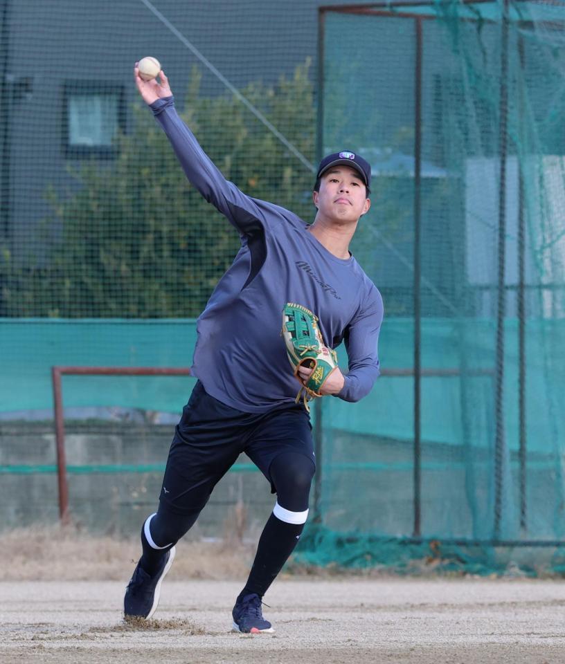 　ノックの打球を処理して送球する岡城（撮影・立川洋一郎）
