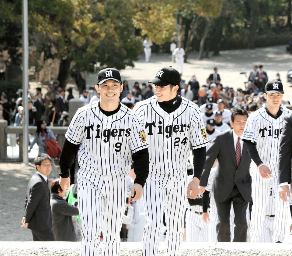 　阪神・横田慎太郎（２４）とともに笑顔で必勝祈願の参拝へと向かう阪神・高山俊＝２０１６年３月