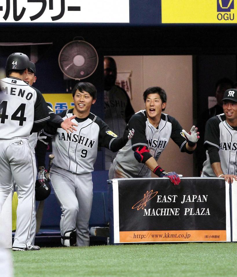 　２回、ソロを放った阪神・梅野隆太郎を歓喜の表情で迎える阪神・高山俊と阪神・横田慎太郎＝２０１６年３月