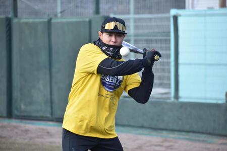 　小学生にノックを打つ工藤