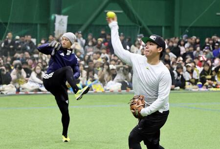 　近本と一緒にボールを投げる村上（撮影・田中太一）