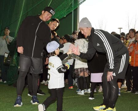 　来場者とハイタッチをして見送る近本（右）と村上（撮影・田中太一）