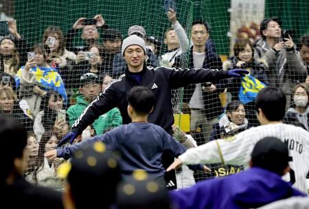 　子供らと体のバランスをとりながら楽しむ近本（撮影・田中太一）