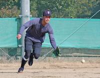 　自主トレを公開しノックの打球を追う岡城（撮影・立川洋一郎）