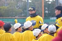 　子どもたちに声をかける工藤（撮影・河西俊輔）