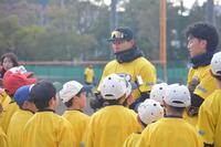 　子どもたちと会話をする工藤