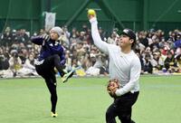 　近本と一緒にボールを投げる村上（撮影・田中太一）