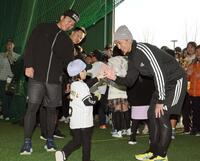 　来場者とハイタッチをして見送る近本（右）と村上（撮影・田中太一）