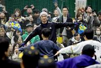 　子供らと体のバランスをとりながら楽しむ近本（撮影・田中太一）