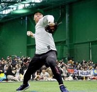 　ファンの前でキャッチボールを披露する村上（撮影・田中太一）