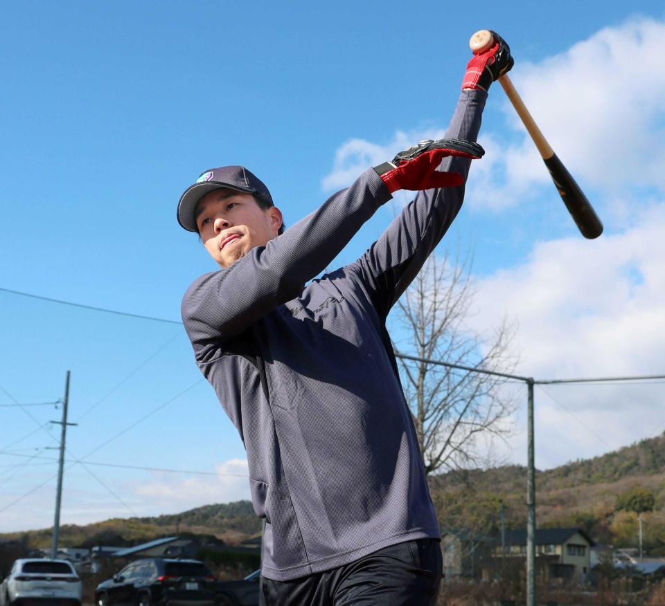　自主トレを公開し、バットを振る岡城（撮影・立川洋一郎）