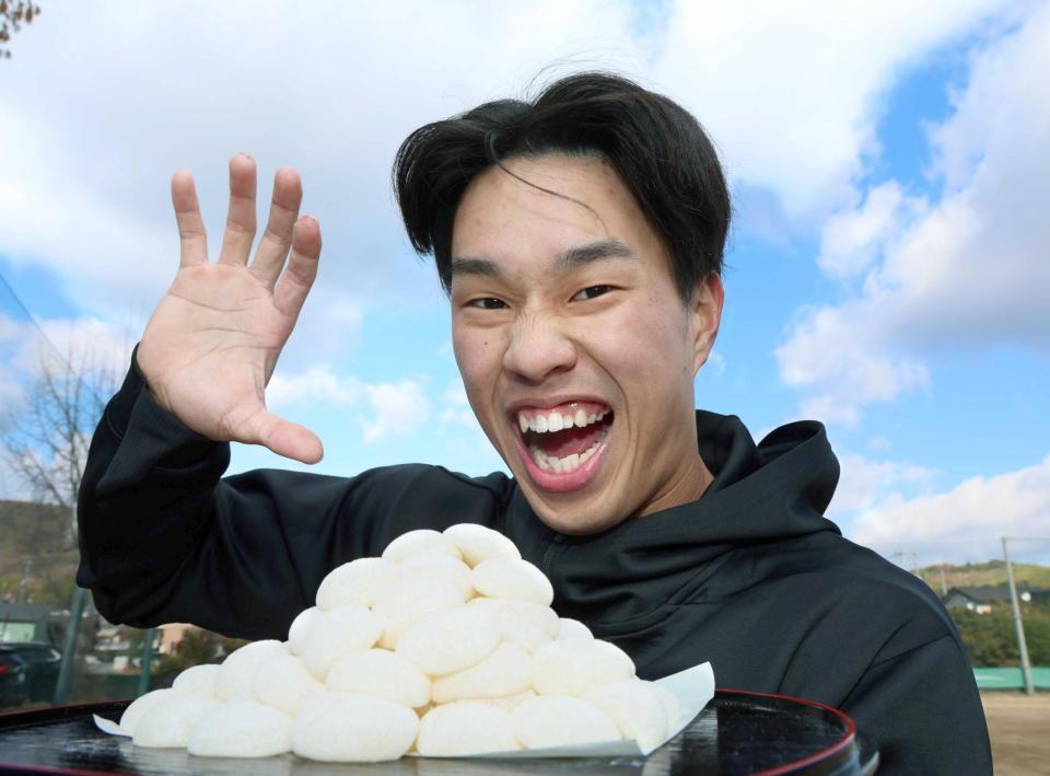　岡山名物のきびだんごを手に気合を入れる岡城（撮影・立川洋一郎）