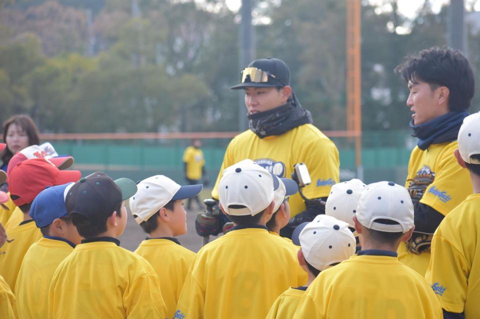 　子どもたちと会話をする工藤