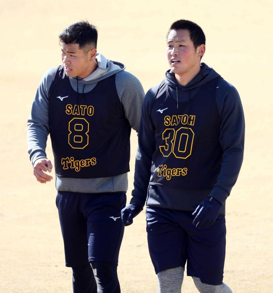 　新人合同自主トレで並んで練習する佐藤蓮（右）と佐藤輝＝２１年１月