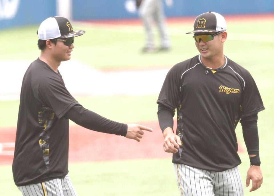 　練習中に森下（左）と話をする野口＝２４年