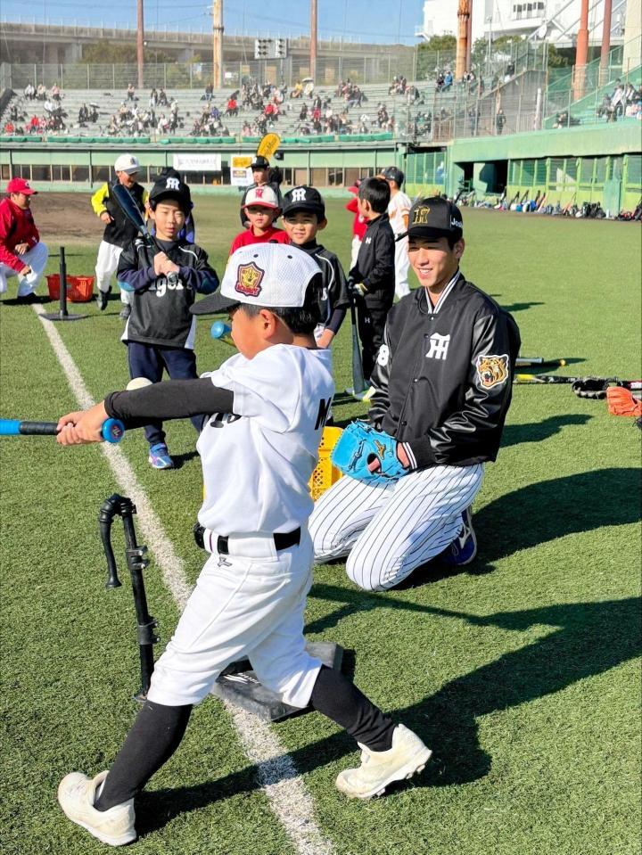 　プロ野球兵庫県人会で小学生に打撃を教える今朝丸