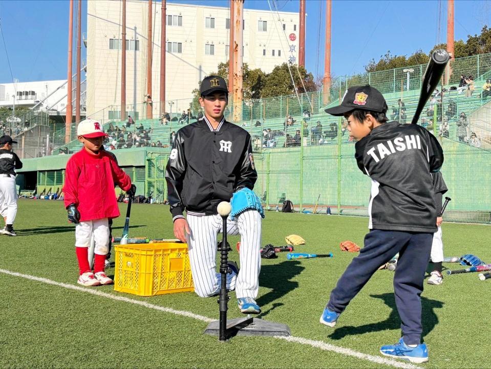　プロ野球兵庫県人会の野球教室で小学生を指導する今朝丸