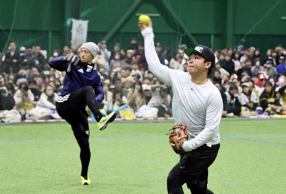 　近本と一緒にボールを投げる村上（撮影・田中太一）