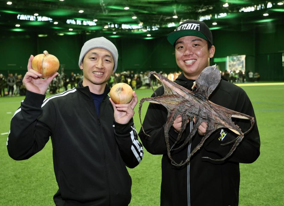　自主トレ後、名産の干し蛸を持つ村上（右）とタマネギを手にする近本（撮影・田中太一）