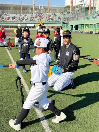 　プロ野球兵庫県人会で小学生に打撃を教える今朝丸