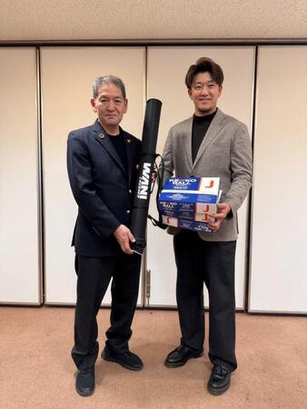 　野球用品を寄贈した岩貞（右）＝球団提供