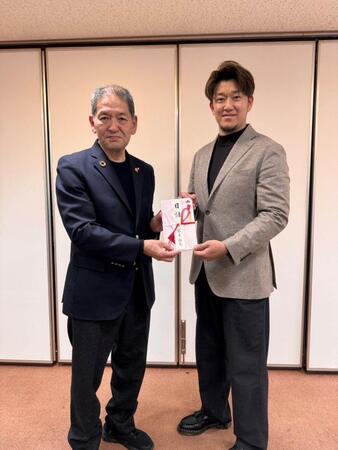 　野球用品を寄贈した岩貞（右）＝球団提供