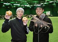 　自主トレ後、淡路島名産の干し蛸を持つ村上（右）とタマネギを手にする近本（撮影・田中太一）