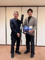 　野球用品を寄贈した岩貞（右）＝球団提供