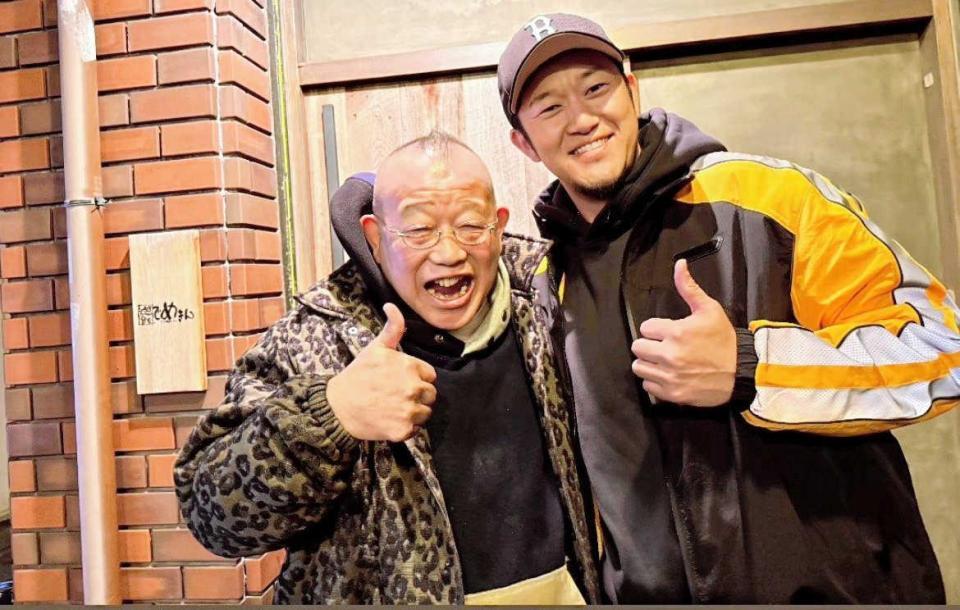 　岩貞と笑福亭鶴瓶（提供写真）