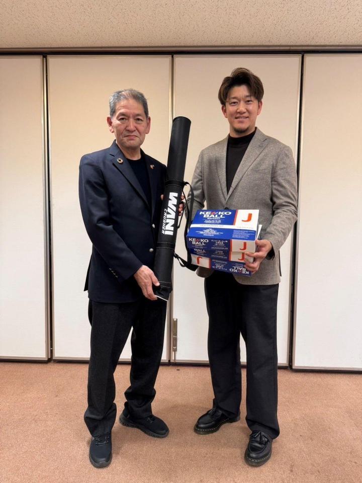 　野球用品を寄贈した岩貞（右）＝球団提供