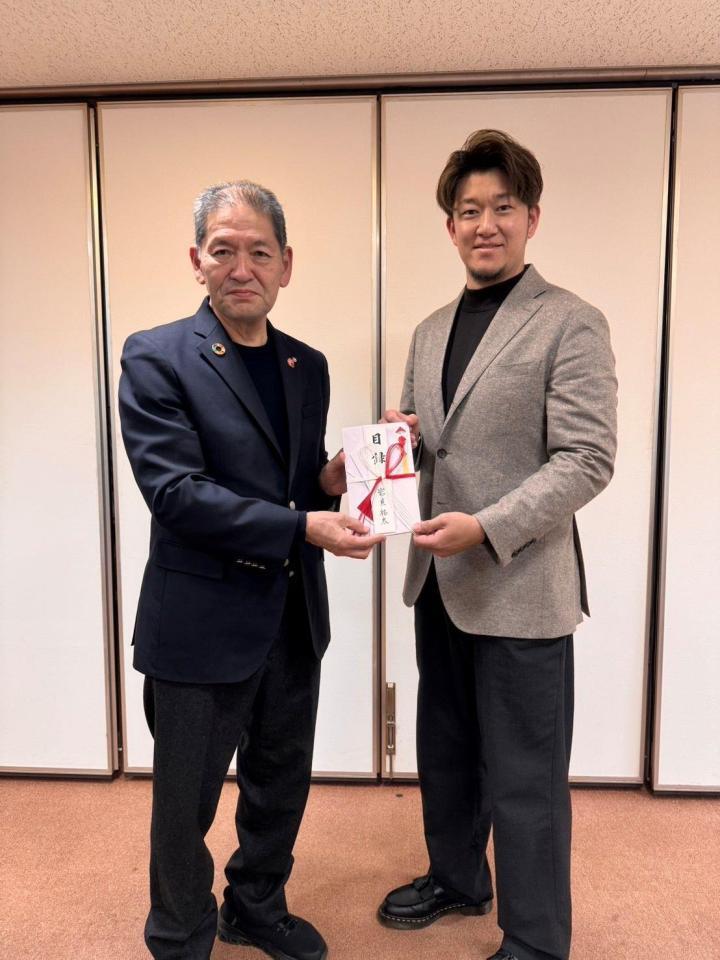 　野球用品を寄贈した岩貞（右）＝球団提供