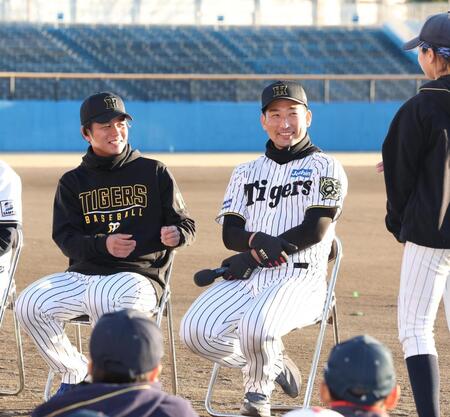 　笑顔を見せる高橋と岩崎（撮影・佐々木彰尚）